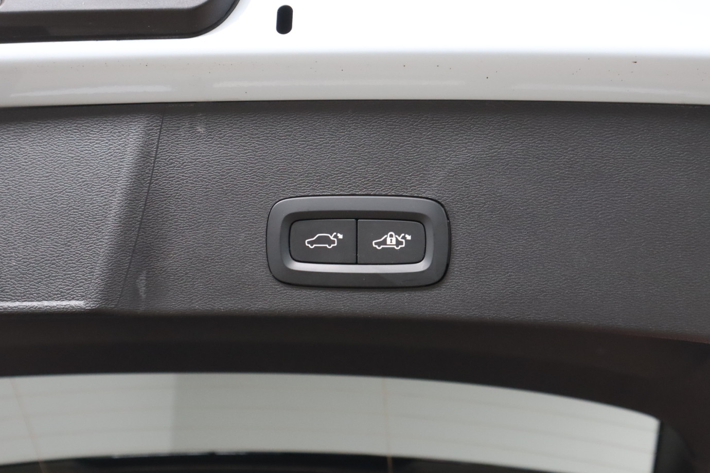 Esittelykuva VOLVO XC40 täyssähköautosta.