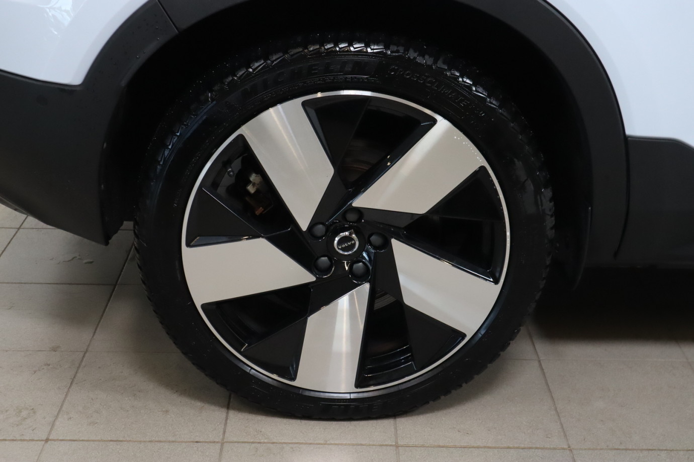 Esittelykuva VOLVO XC40 täyssähköautosta.