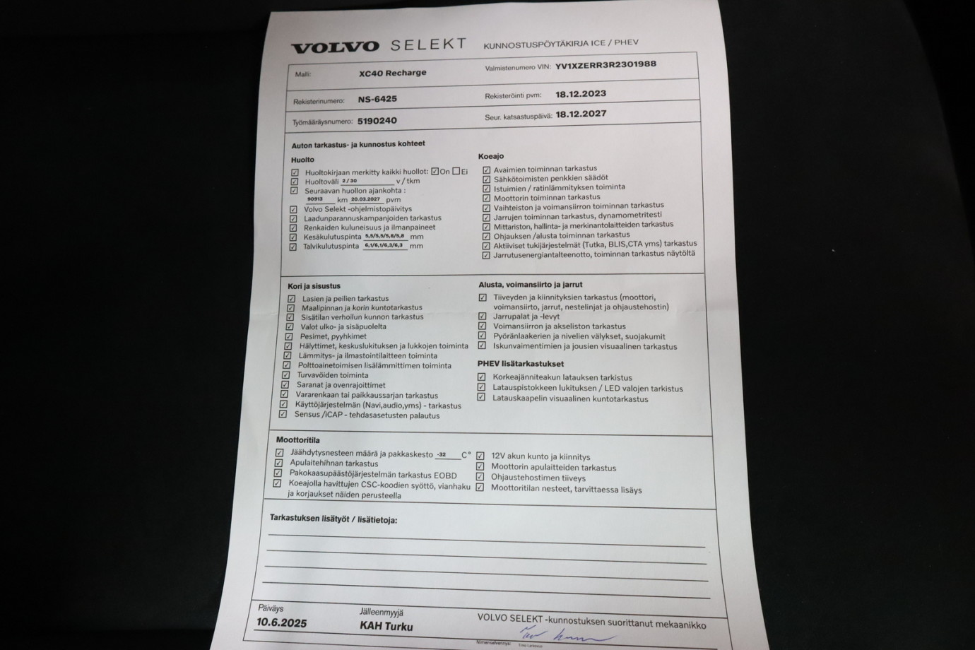 Esittelykuva VOLVO XC40 täyssähköautosta.