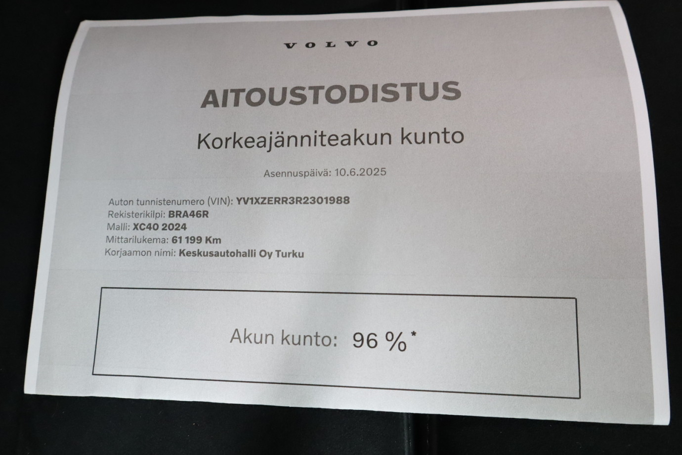 Esittelykuva VOLVO XC40 täyssähköautosta.