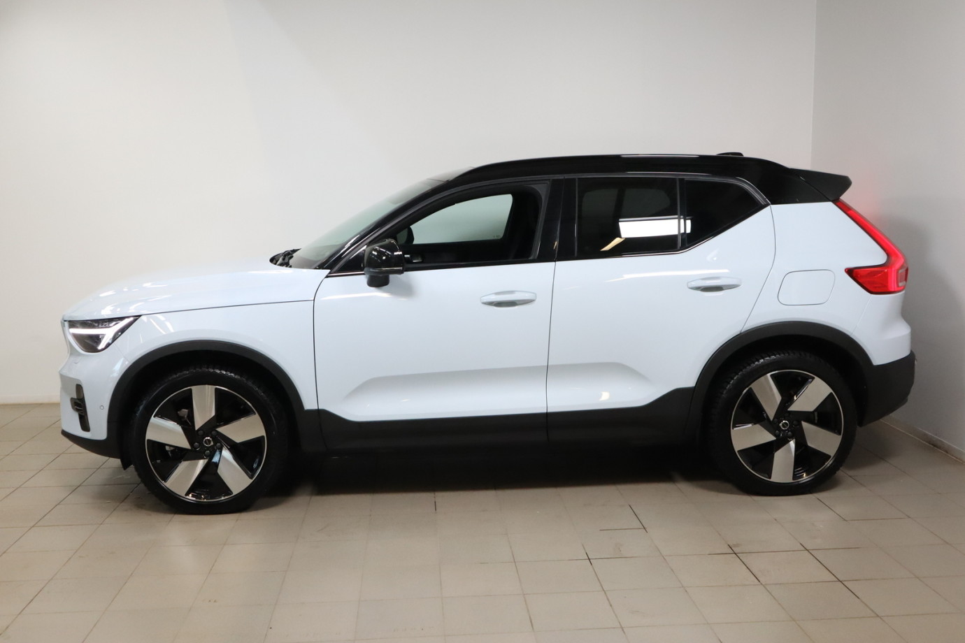 Esittelykuva VOLVO XC40 täyssähköautosta.