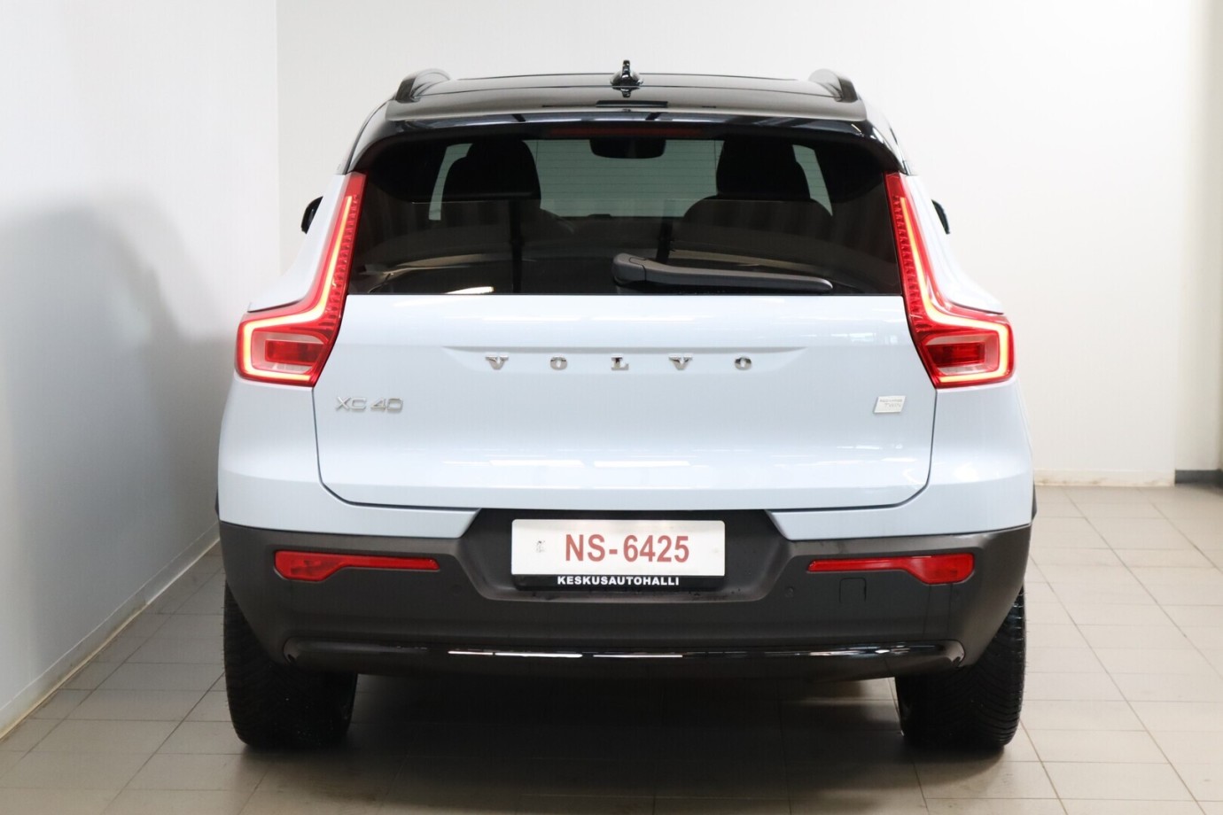 Esittelykuva VOLVO XC40 täyssähköautosta.