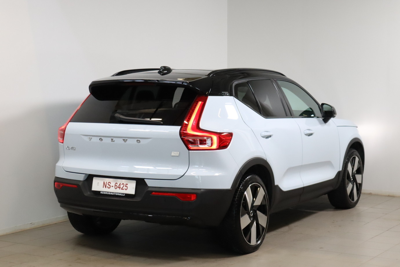 Esittelykuva VOLVO XC40 täyssähköautosta.