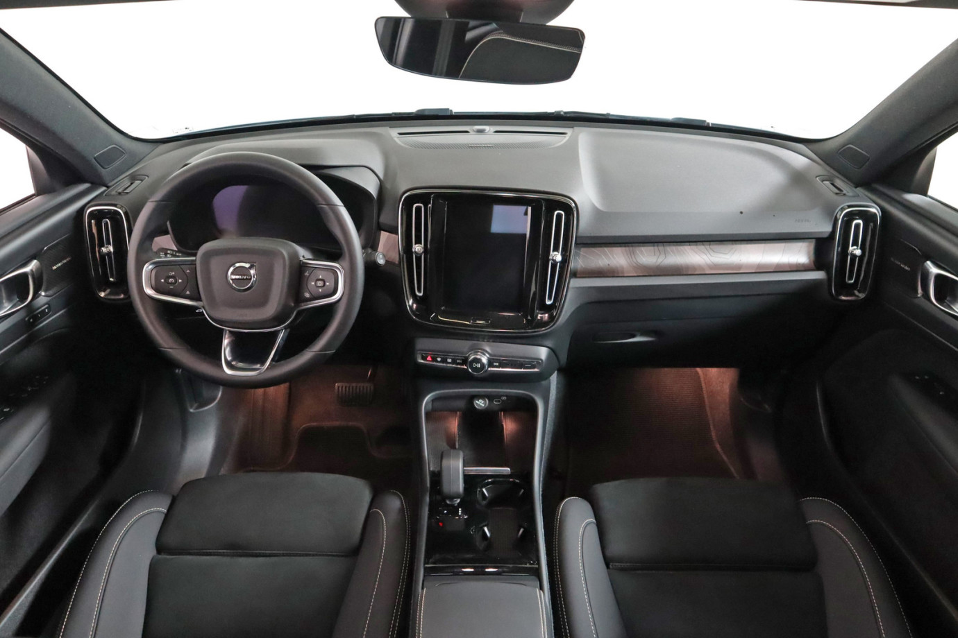 Esittelykuva VOLVO XC40 täyssähköautosta.
