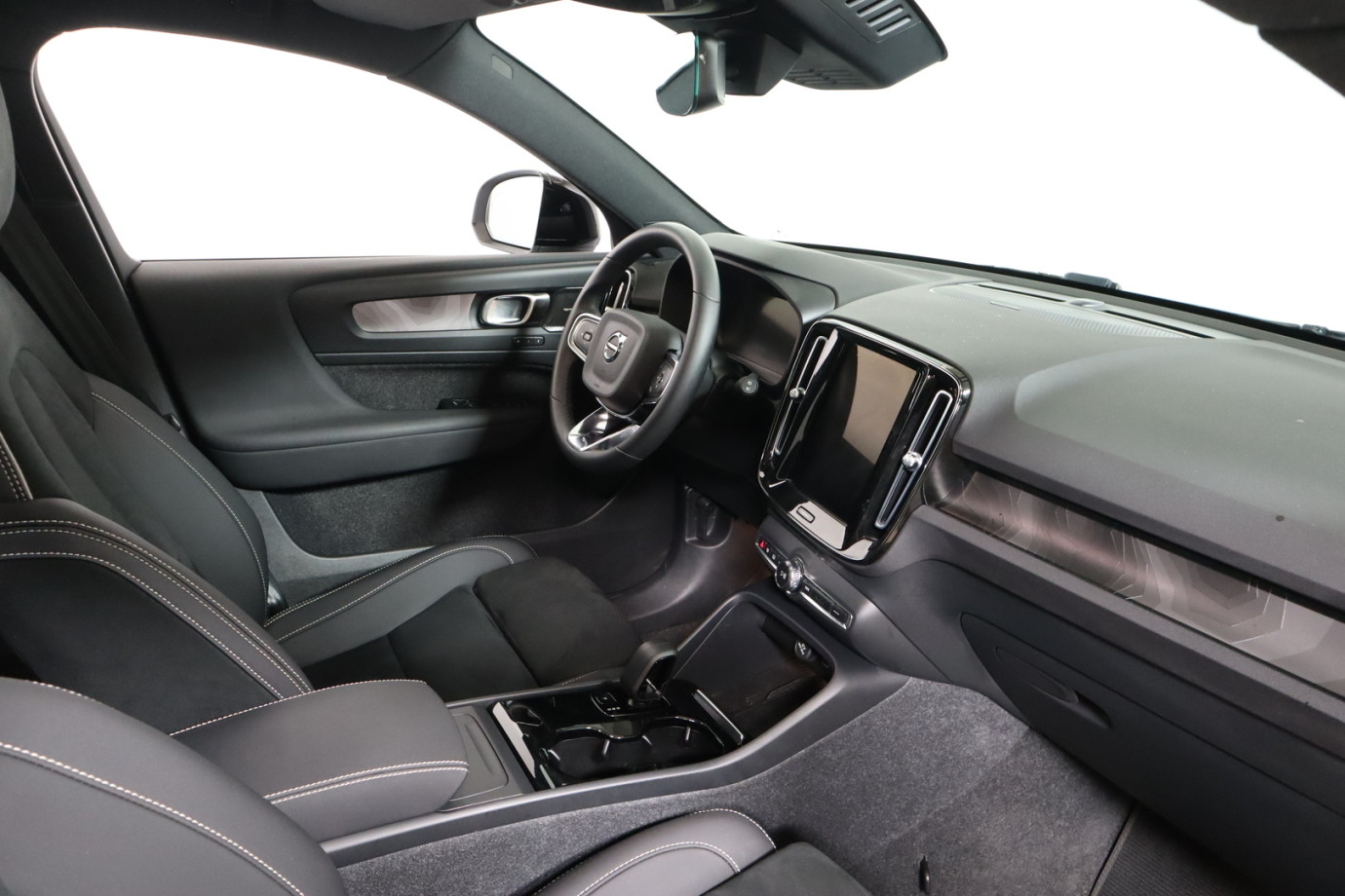 Esittelykuva VOLVO XC40 täyssähköautosta.