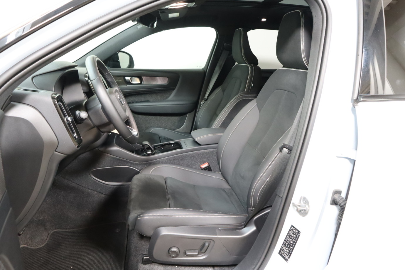 Esittelykuva VOLVO XC40 täyssähköautosta.