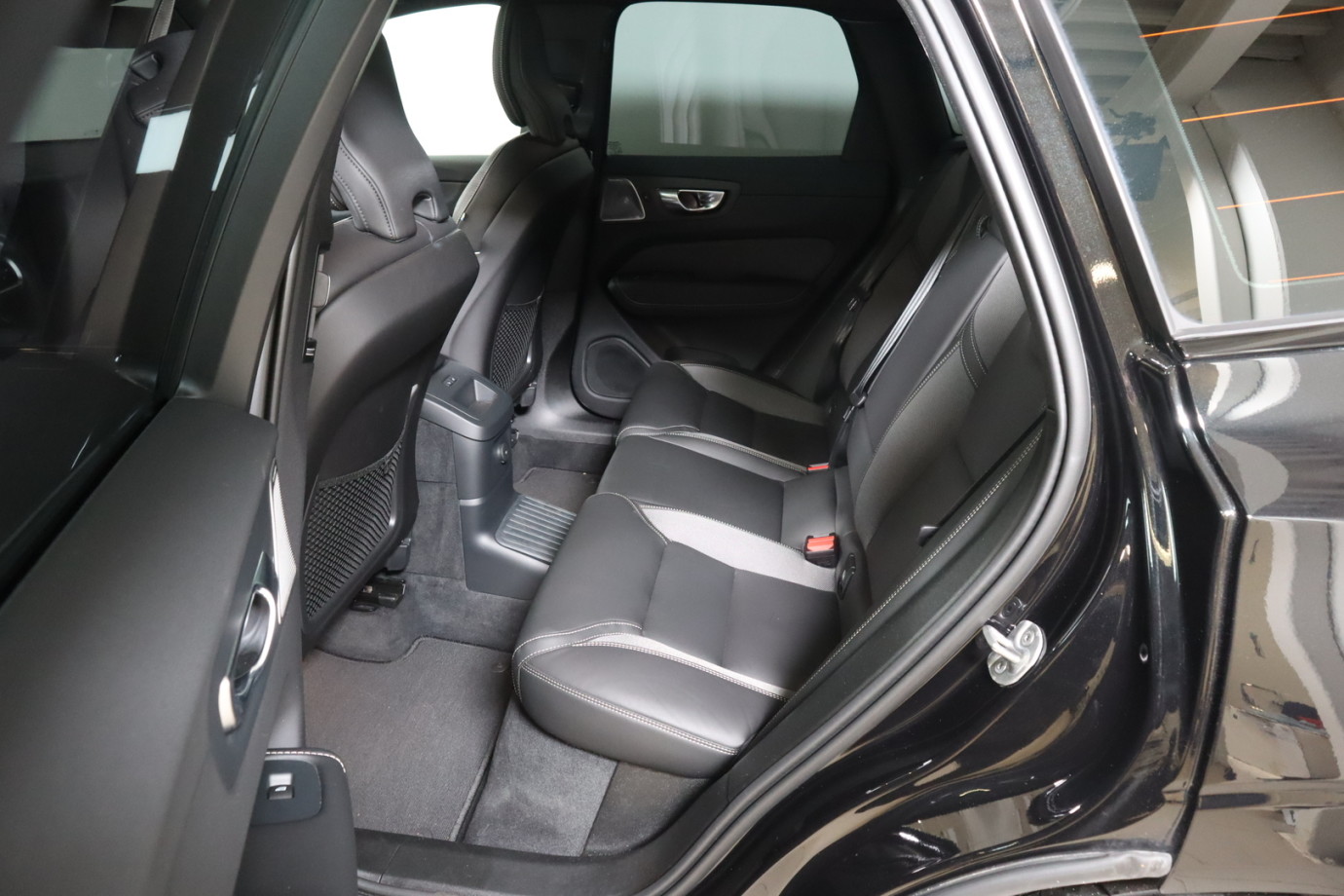 Esittelykuva VOLVO XC60 lataushybridiautosta.