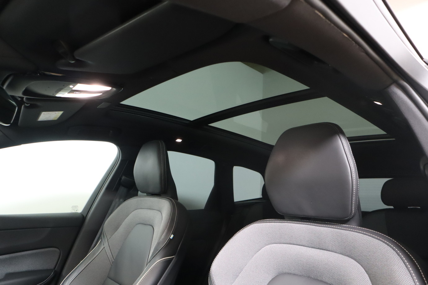 Esittelykuva VOLVO XC60 lataushybridiautosta.