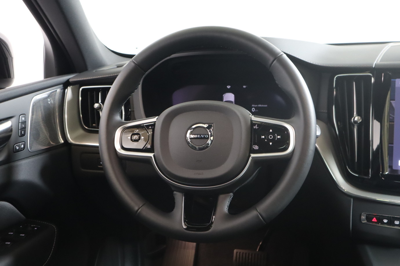 Esittelykuva VOLVO XC60 lataushybridiautosta.