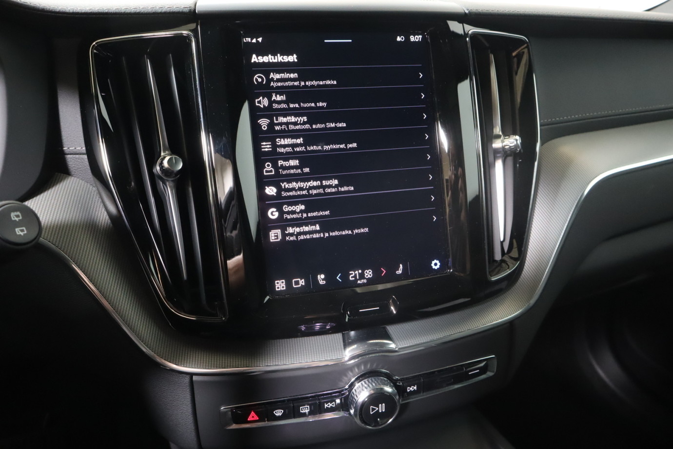 Esittelykuva VOLVO XC60 lataushybridiautosta.