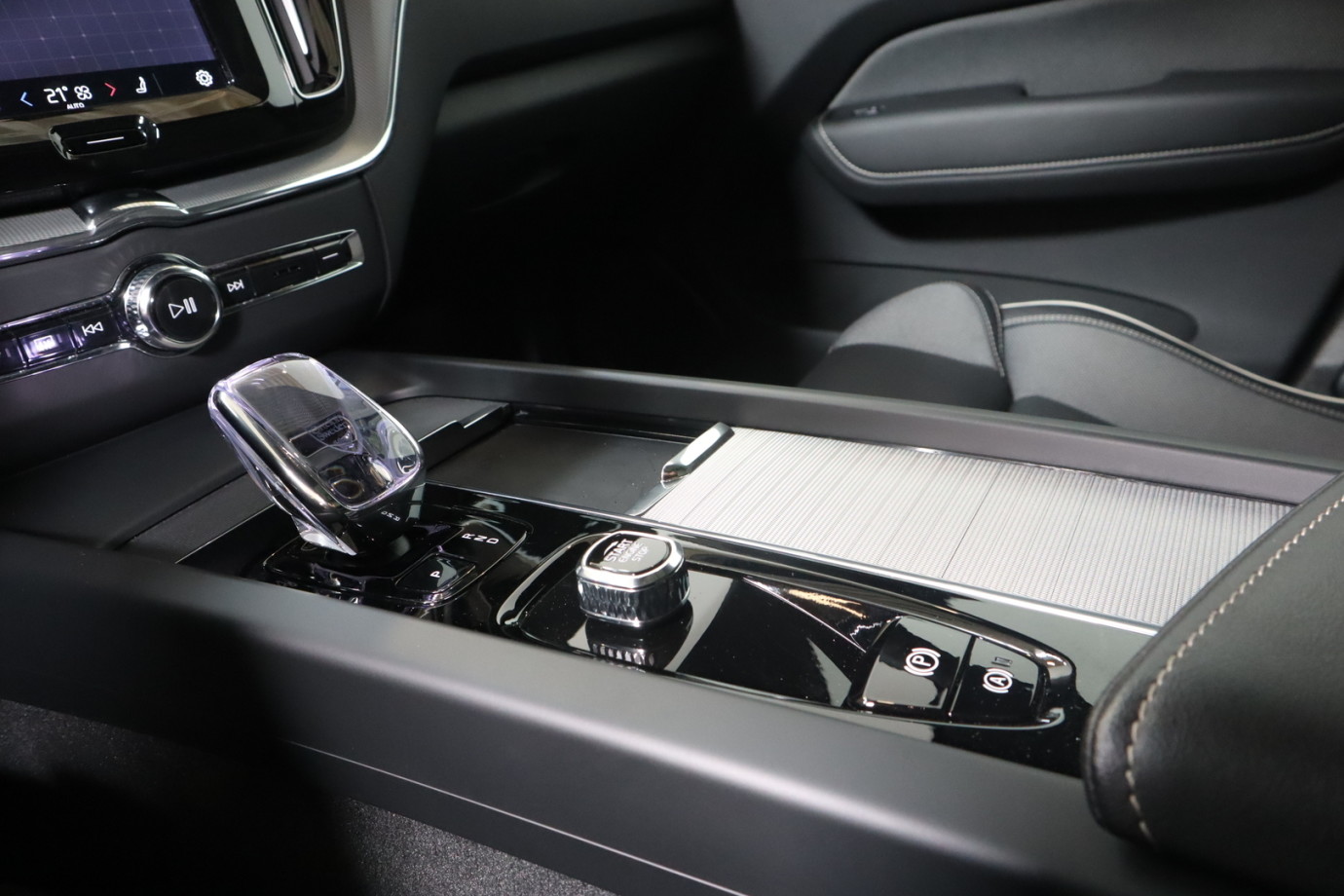 Esittelykuva VOLVO XC60 lataushybridiautosta.