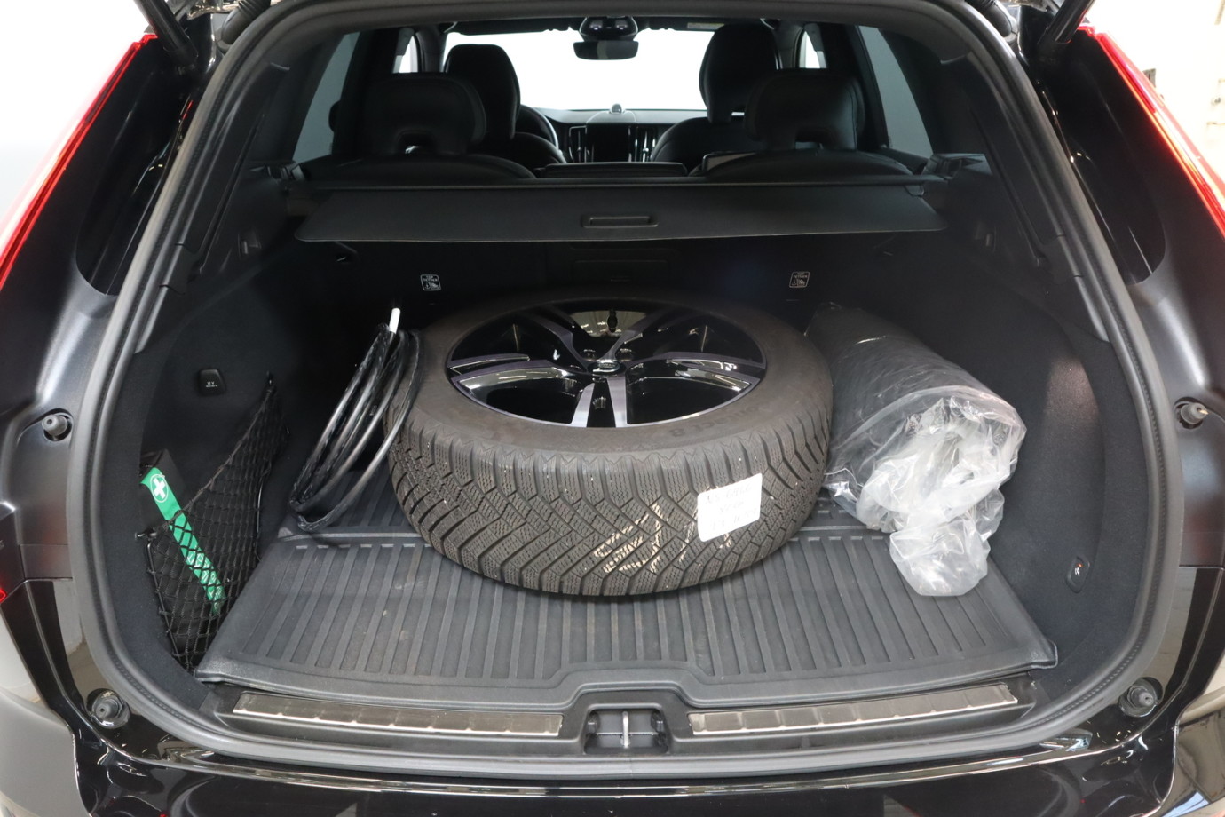 Esittelykuva VOLVO XC60 lataushybridiautosta.