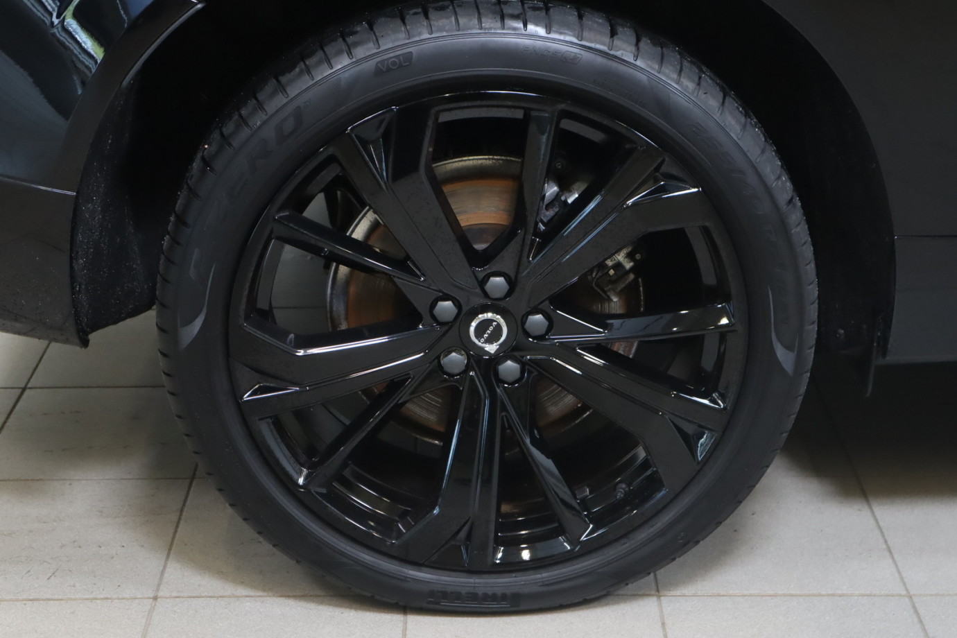 Esittelykuva VOLVO XC60 lataushybridiautosta.