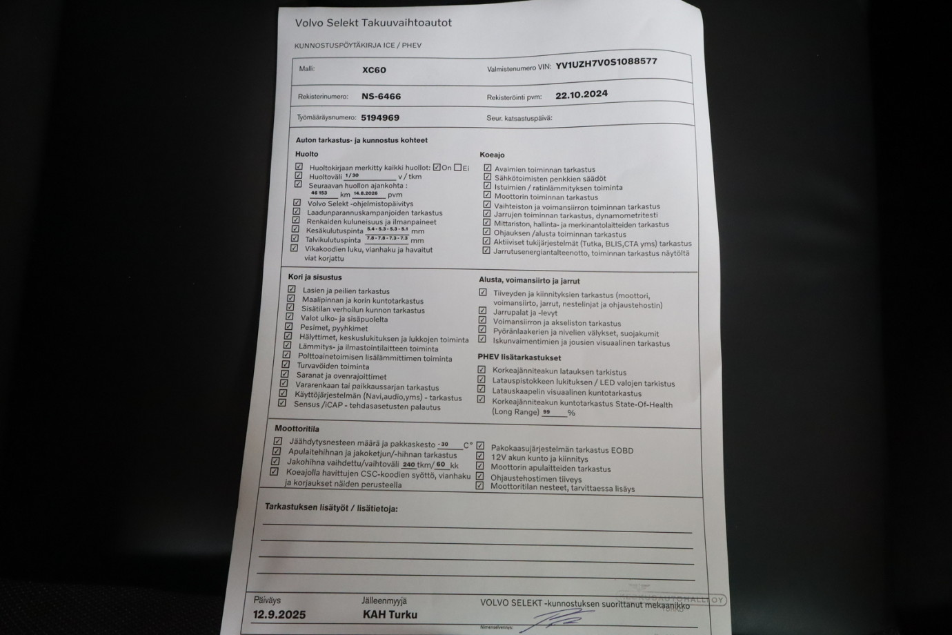 Esittelykuva VOLVO XC60 lataushybridiautosta.