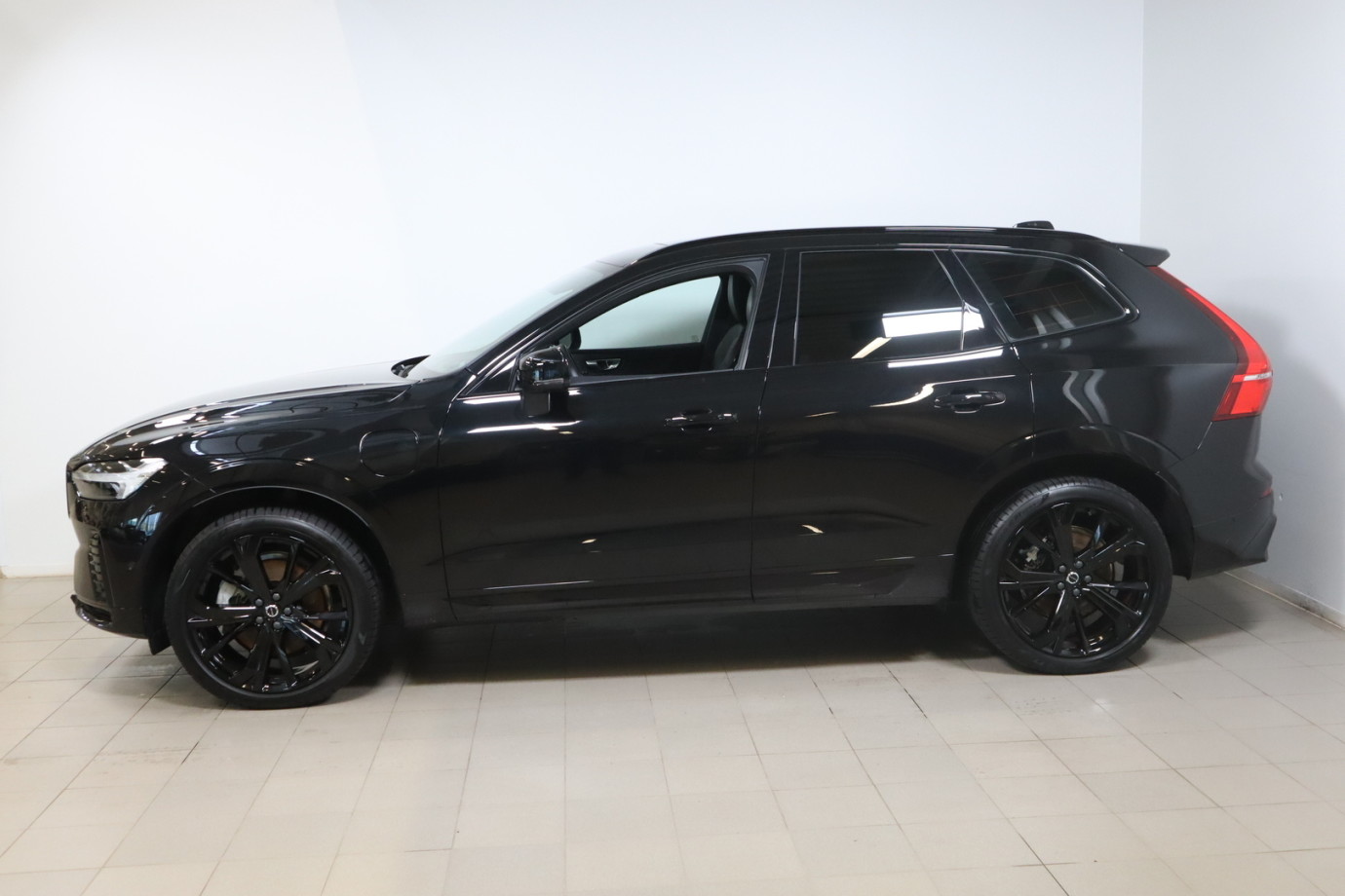 Esittelykuva VOLVO XC60 lataushybridiautosta.