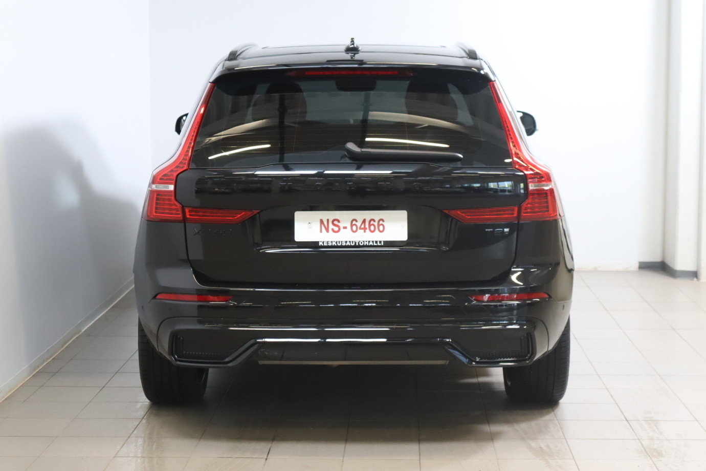 Esittelykuva VOLVO XC60 lataushybridiautosta.