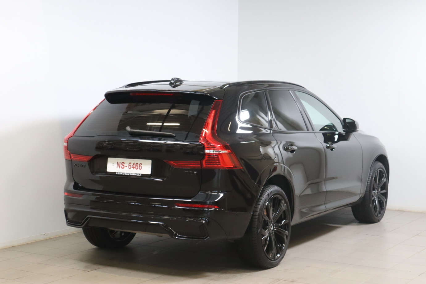 Esittelykuva VOLVO XC60 lataushybridiautosta.