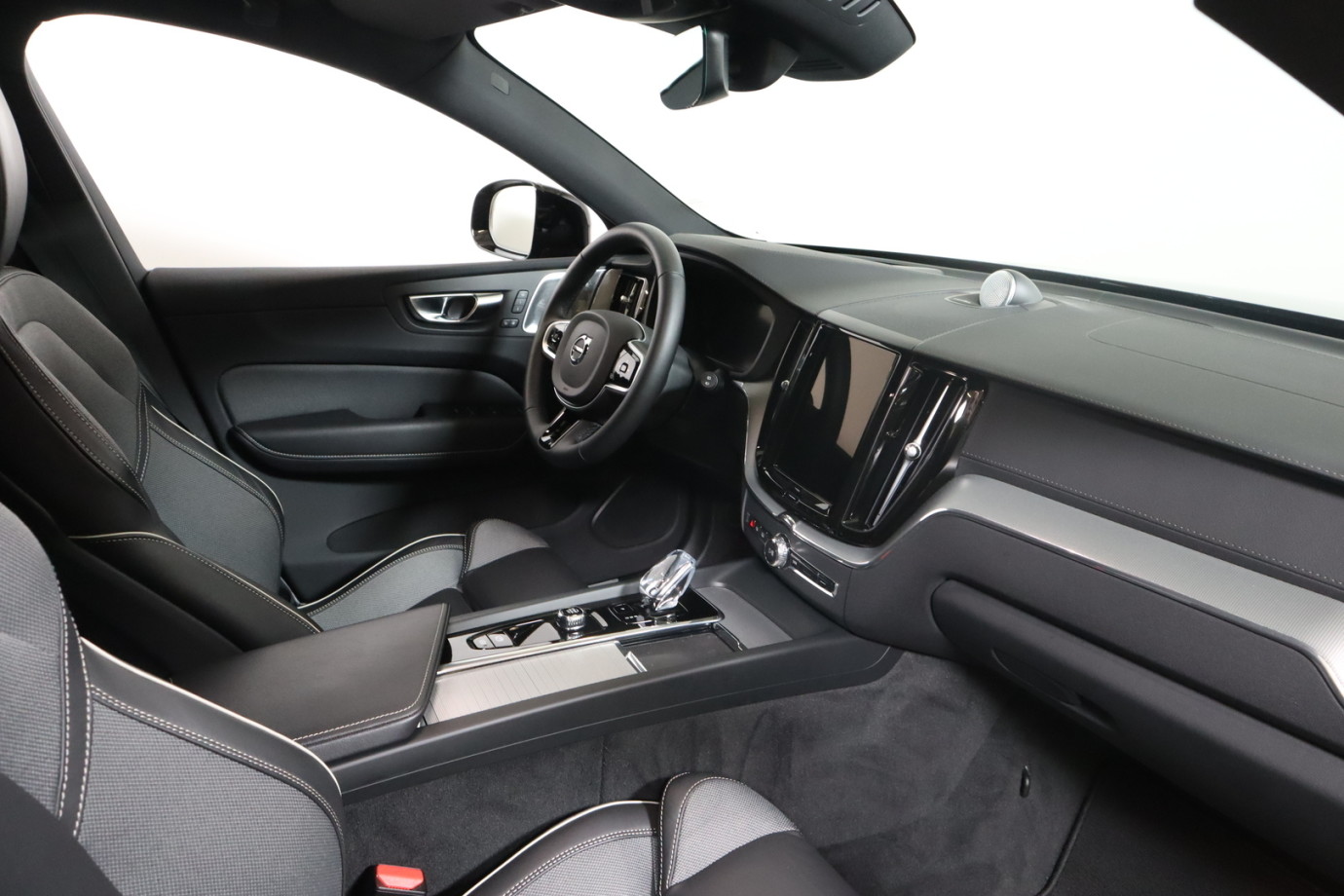 Esittelykuva VOLVO XC60 lataushybridiautosta.