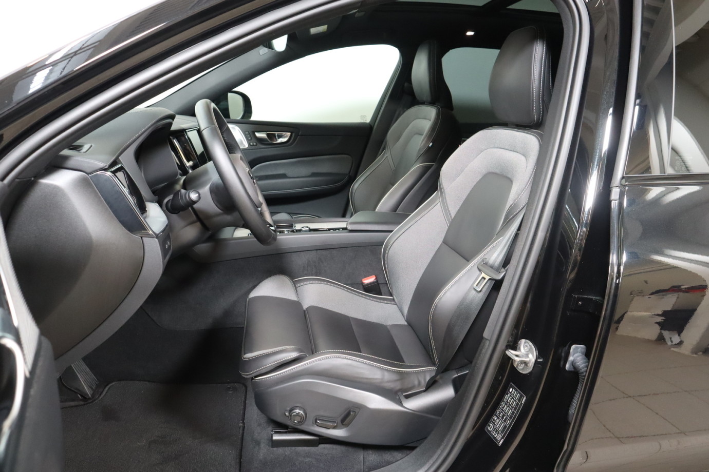 Esittelykuva VOLVO XC60 lataushybridiautosta.