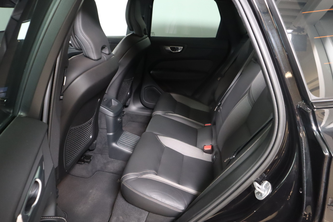 Esittelykuva VOLVO XC60 lataushybridiautosta.