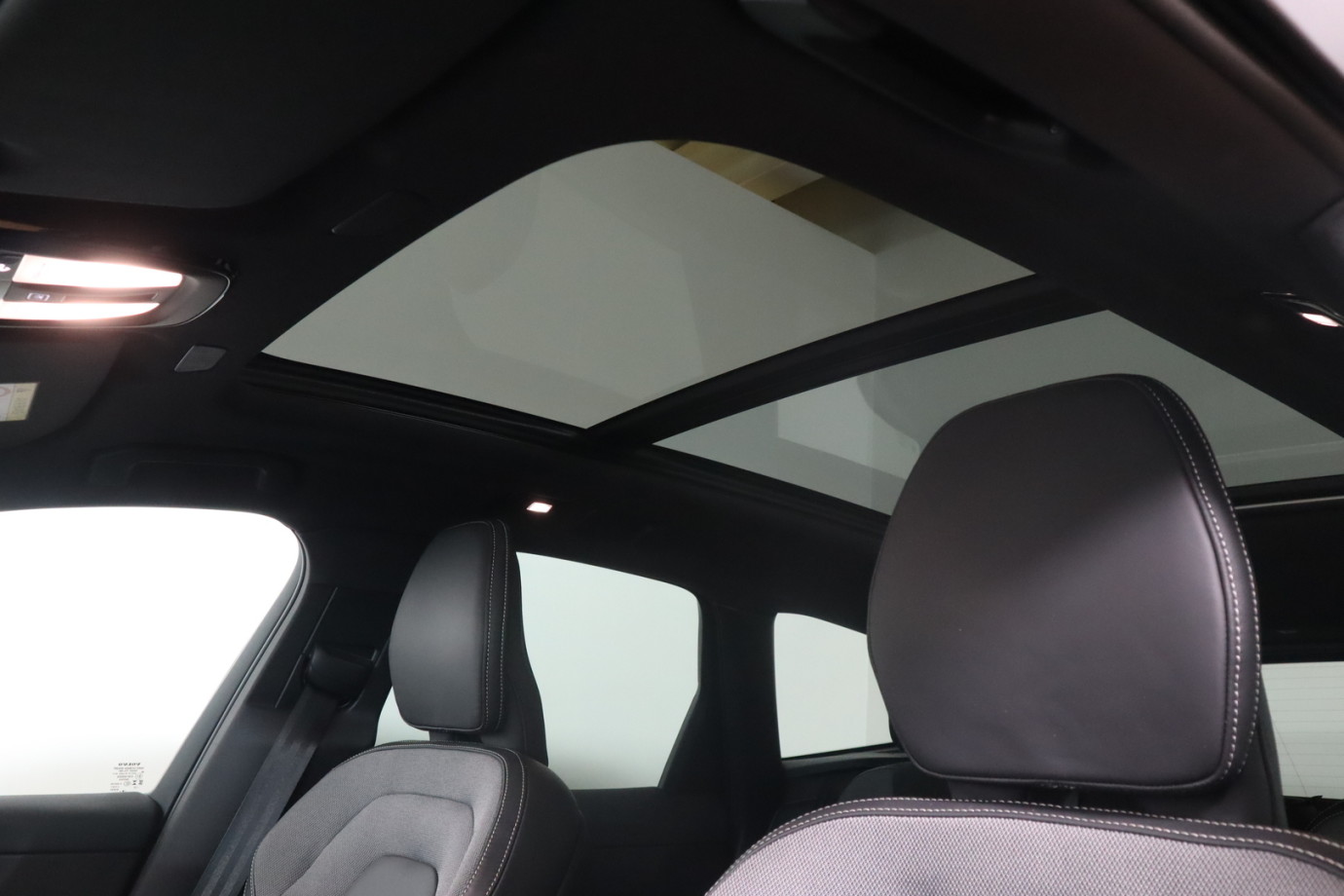 Esittelykuva VOLVO XC60 lataushybridiautosta.