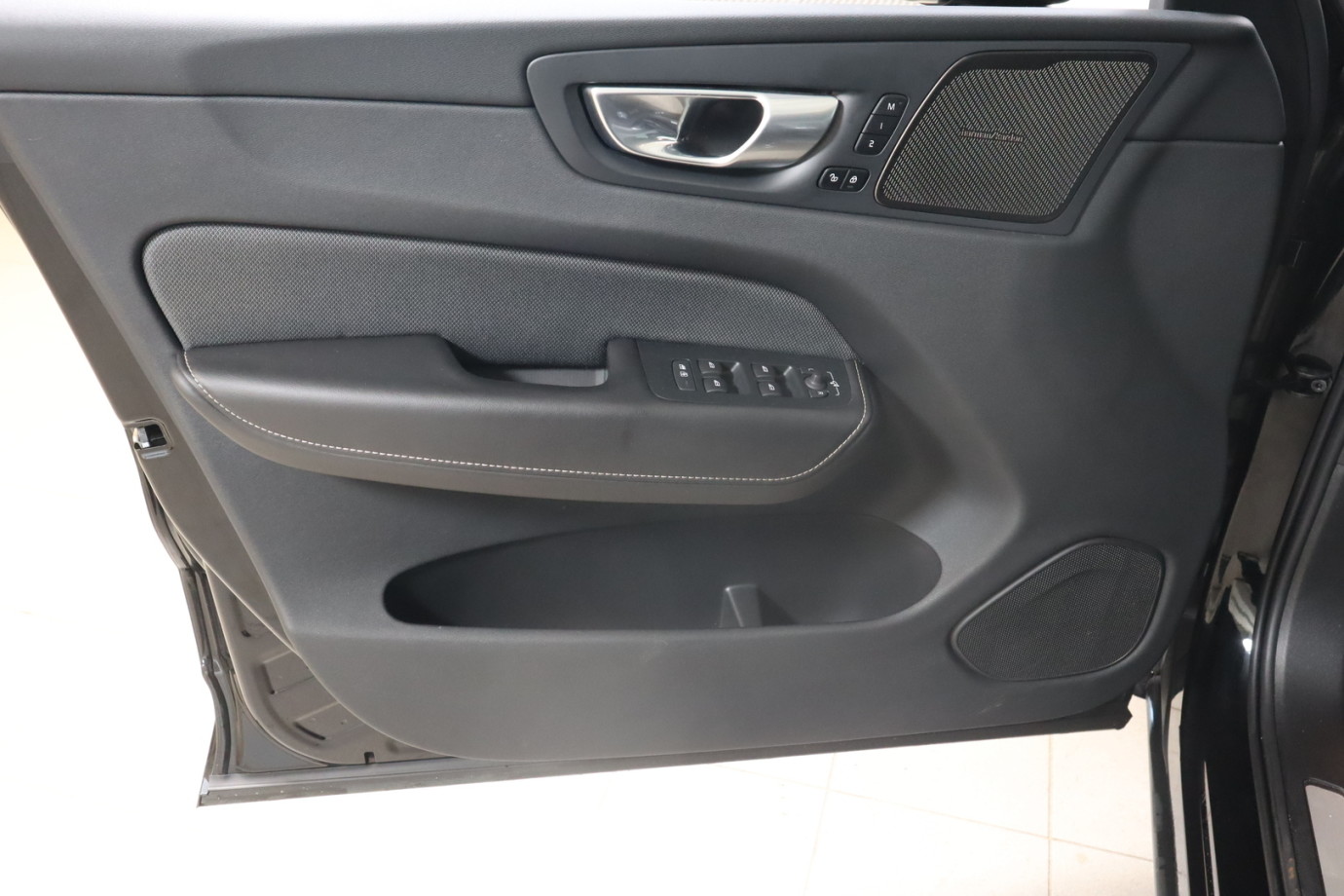 Esittelykuva VOLVO XC60 lataushybridiautosta.