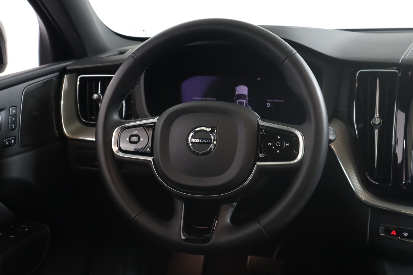 Esittelykuva VOLVO XC60 lataushybridiautosta.