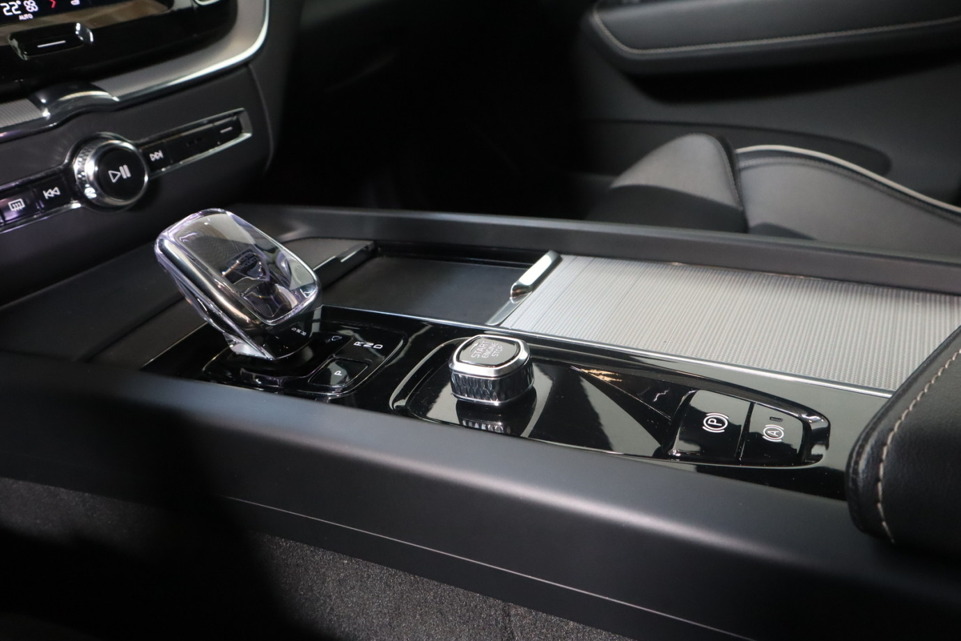 Esittelykuva VOLVO XC60 lataushybridiautosta.