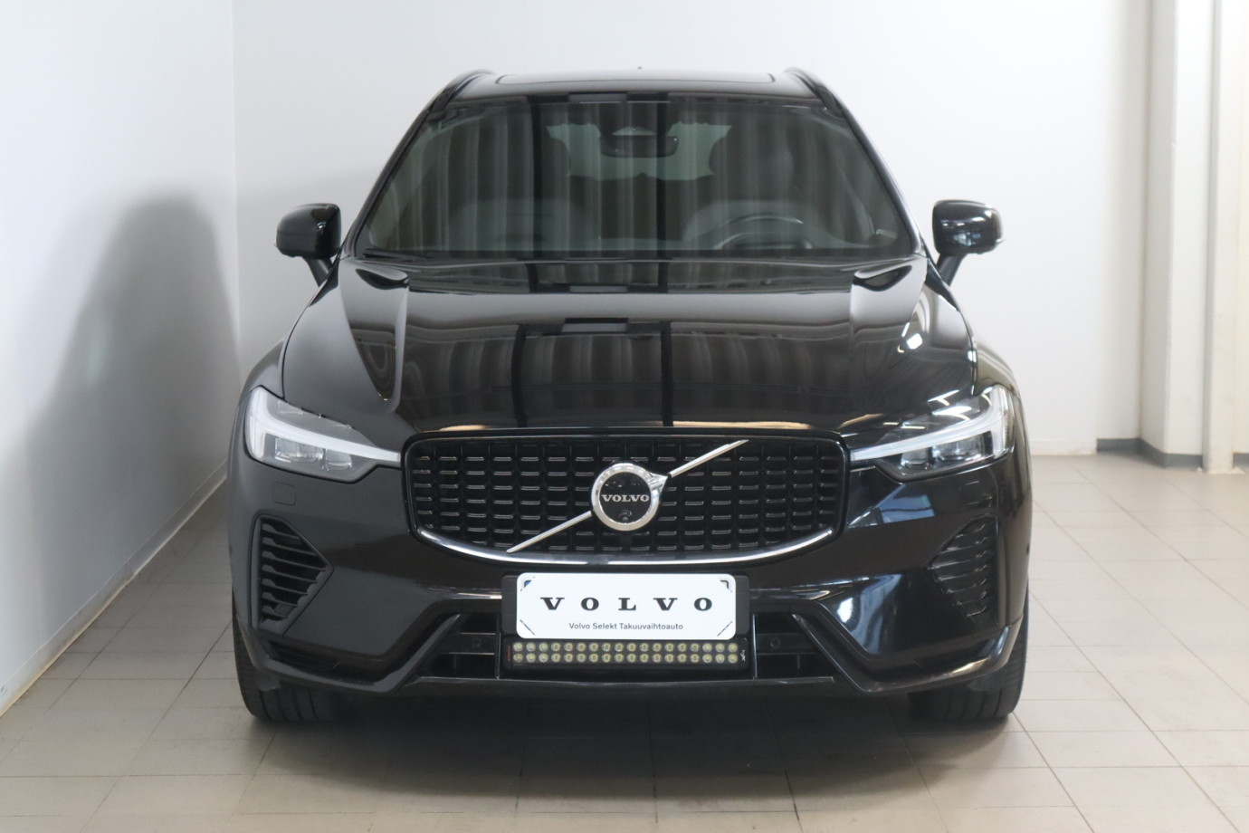 Esittelykuva VOLVO XC60 lataushybridiautosta.