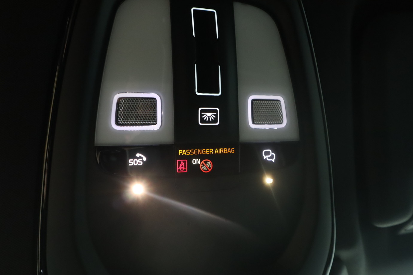 Esittelykuva VOLVO XC60 lataushybridiautosta.