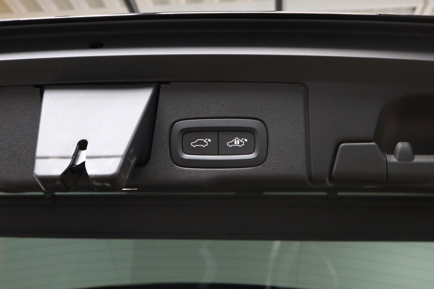 Esittelykuva VOLVO XC60 lataushybridiautosta.