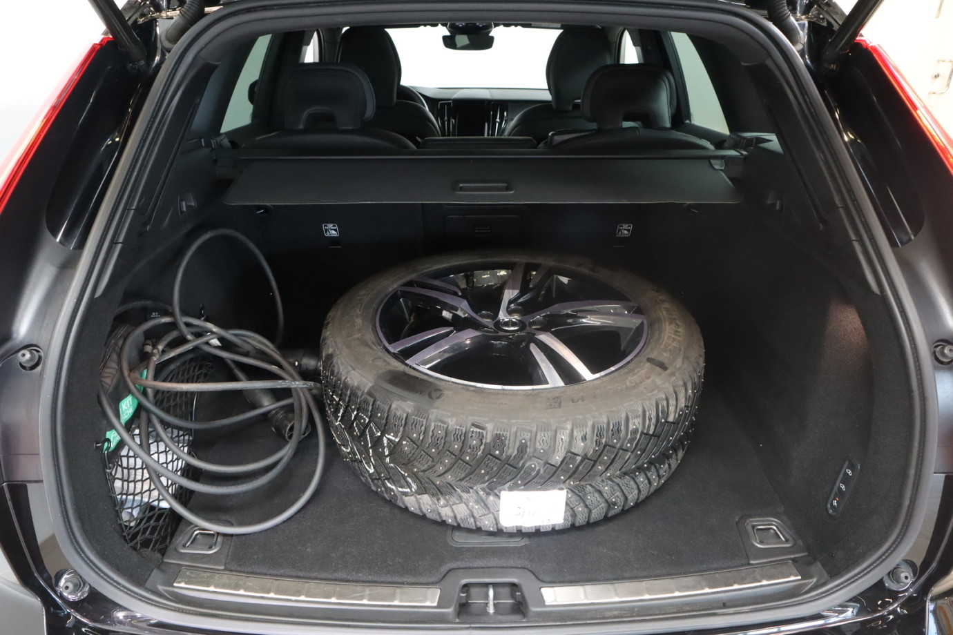 Esittelykuva VOLVO XC60 lataushybridiautosta.