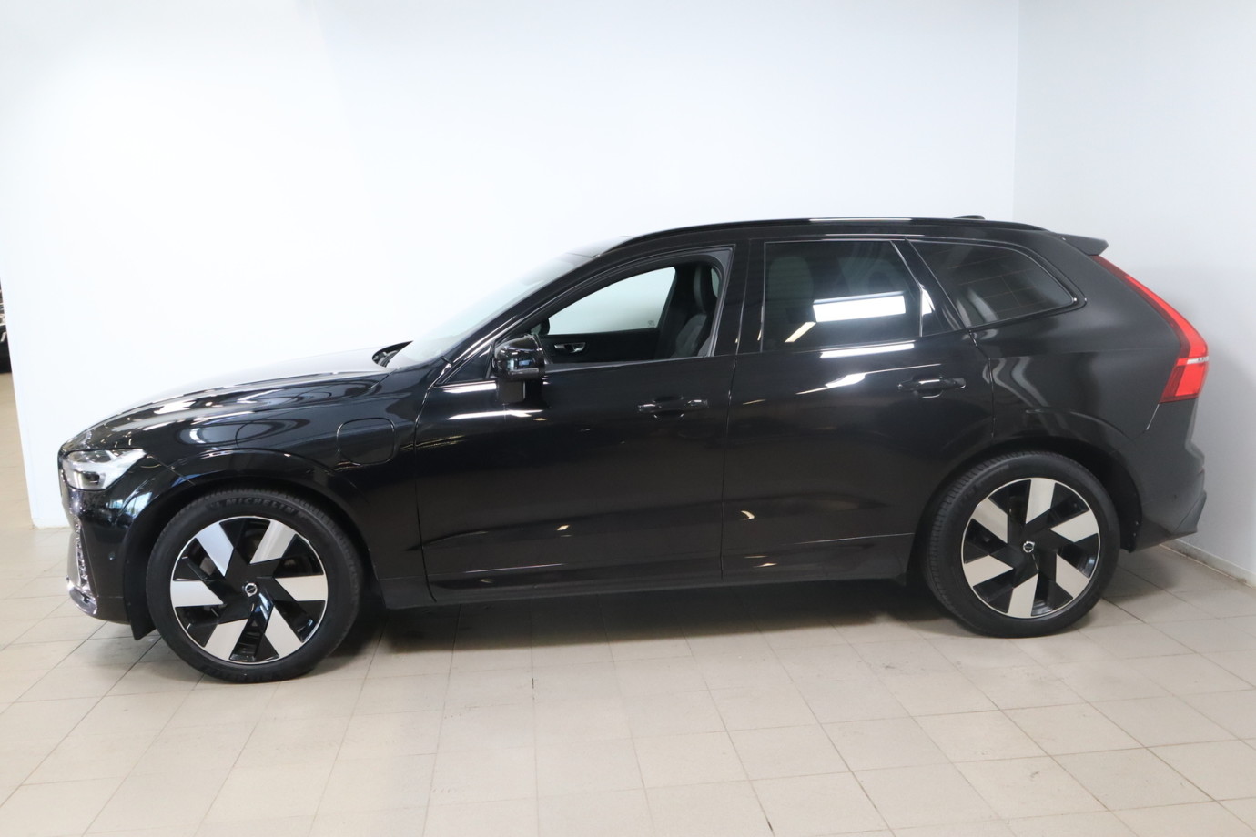 Esittelykuva VOLVO XC60 lataushybridiautosta.