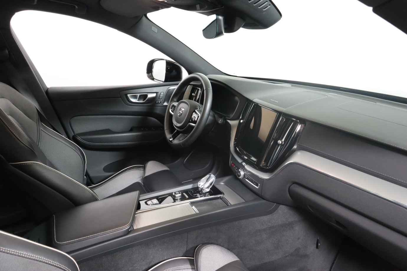 Esittelykuva VOLVO XC60 lataushybridiautosta.
