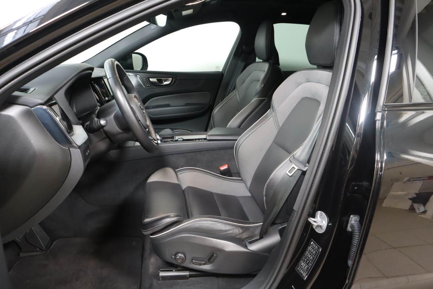 Esittelykuva VOLVO XC60 lataushybridiautosta.