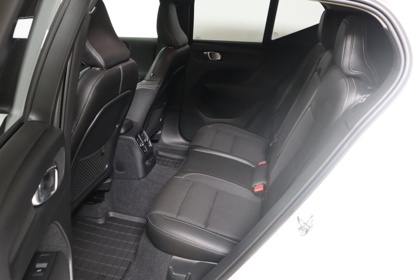 Esittelykuva VOLVO XC40 lataushybridiautosta.