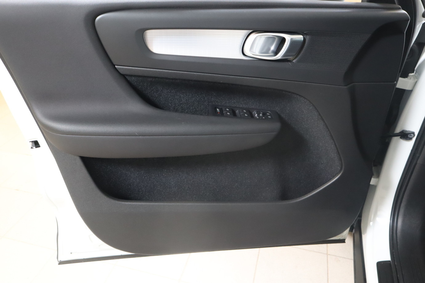 Esittelykuva VOLVO XC40 lataushybridiautosta.