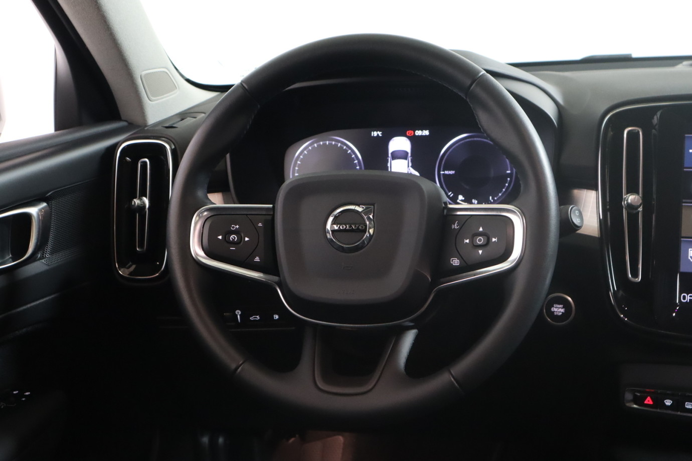 Esittelykuva VOLVO XC40 lataushybridiautosta.
