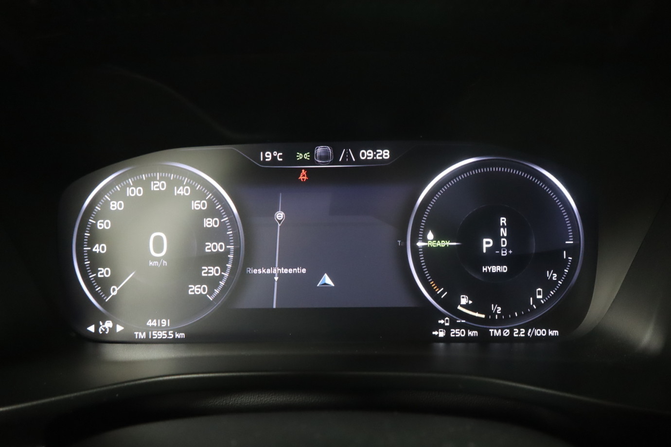 Esittelykuva VOLVO XC40 lataushybridiautosta.