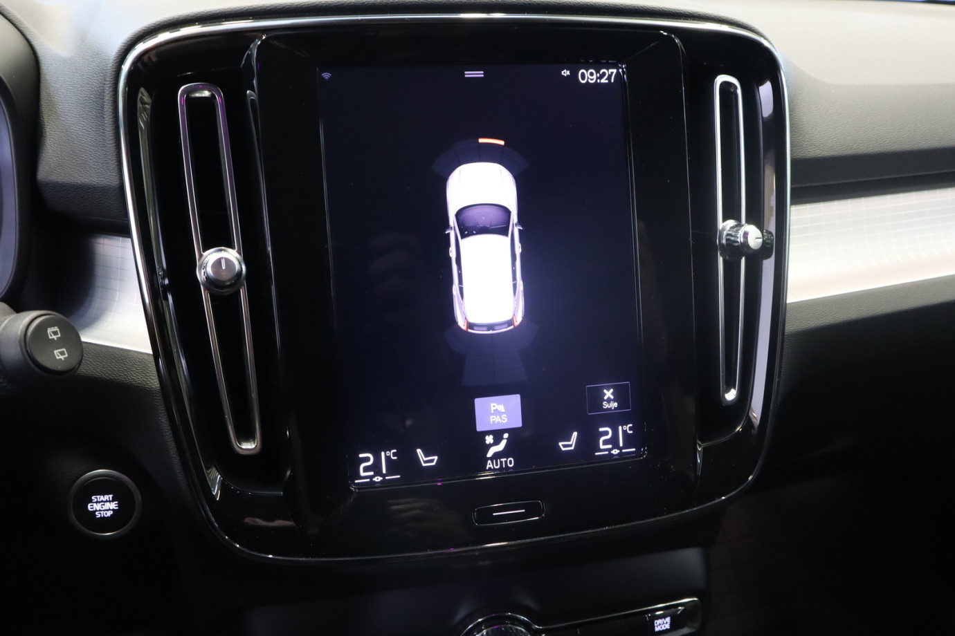 Esittelykuva VOLVO XC40 lataushybridiautosta.