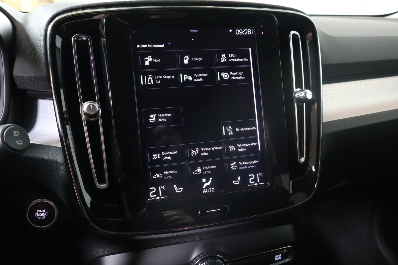 Esittelykuva VOLVO XC40 lataushybridiautosta.