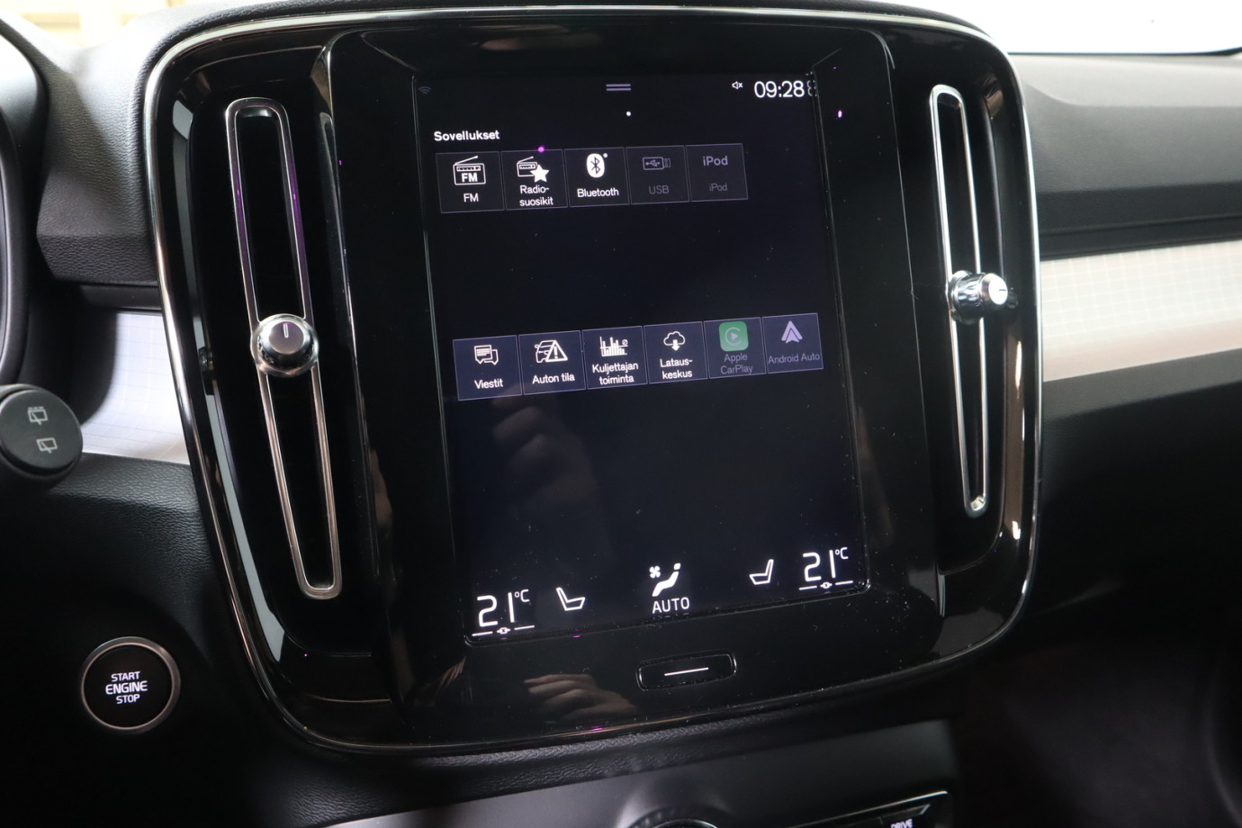 Esittelykuva VOLVO XC40 lataushybridiautosta.
