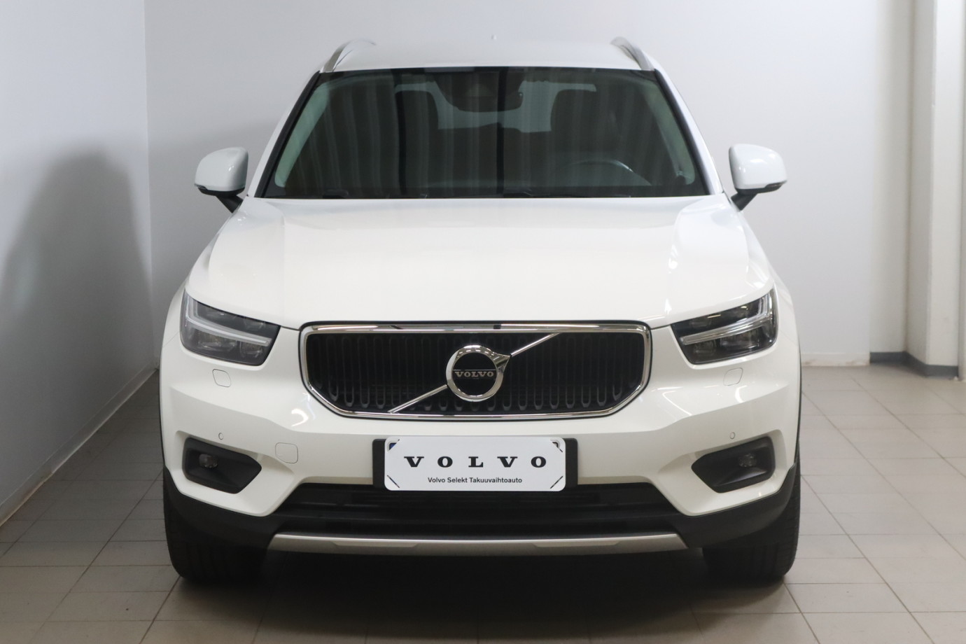 Esittelykuva VOLVO XC40 lataushybridiautosta.