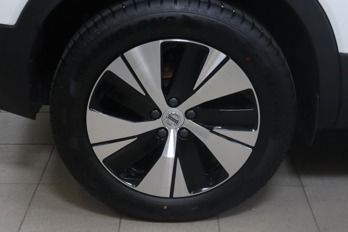 Esittelykuva VOLVO XC40 lataushybridiautosta.
