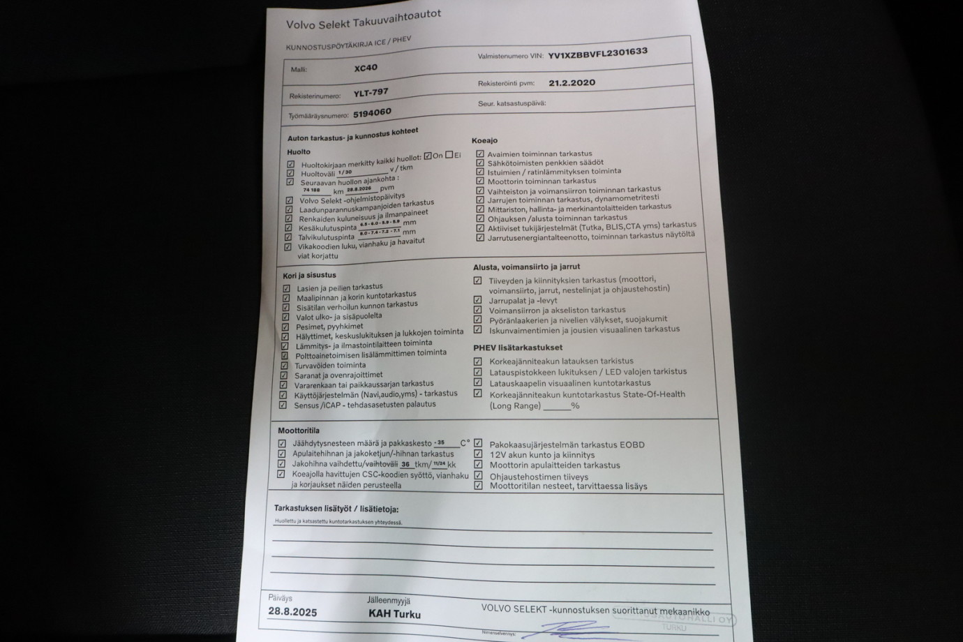 Esittelykuva VOLVO XC40 lataushybridiautosta.