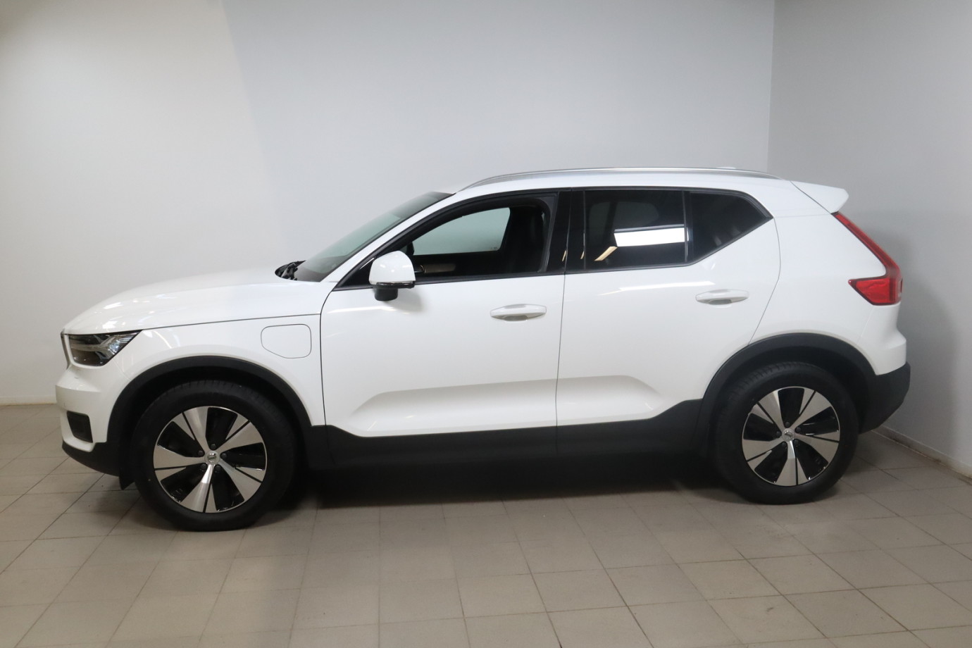 Esittelykuva VOLVO XC40 lataushybridiautosta.