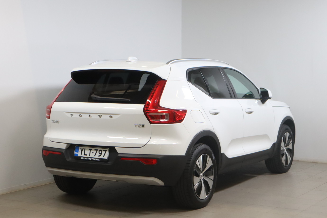 Esittelykuva VOLVO XC40 lataushybridiautosta.