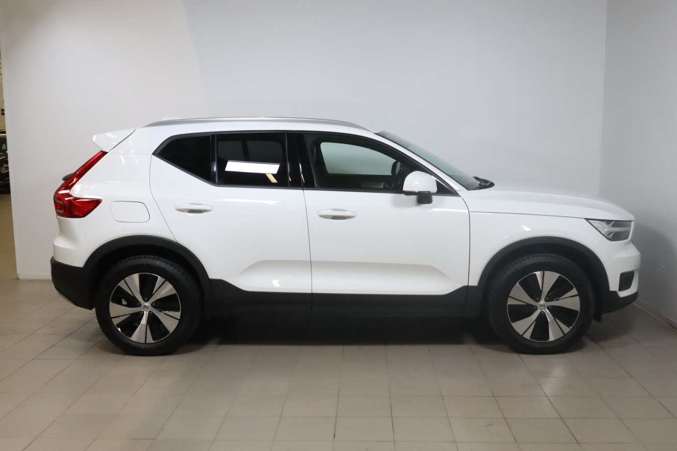 Esittelykuva VOLVO XC40 lataushybridiautosta.