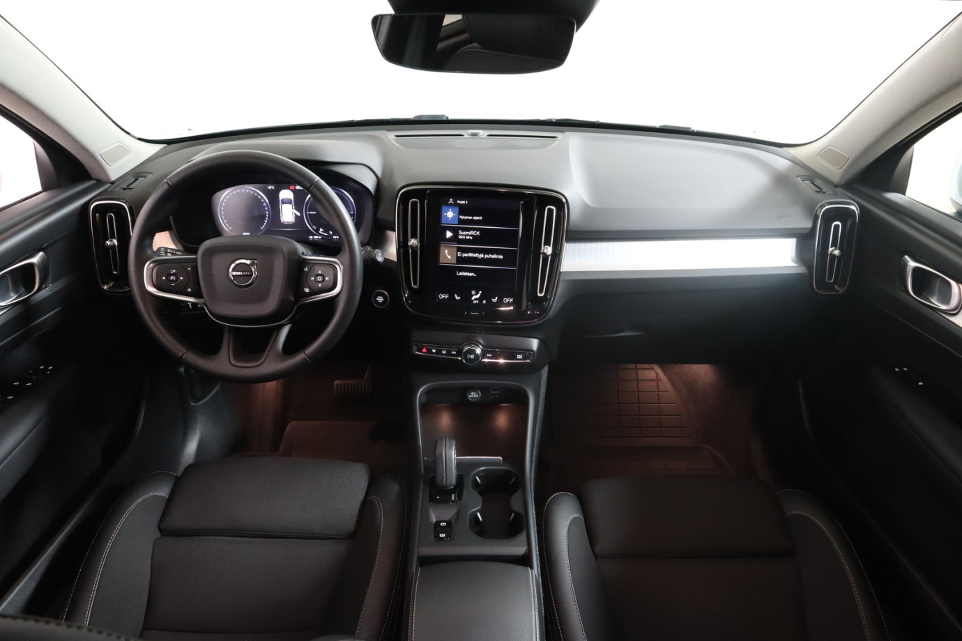 Esittelykuva VOLVO XC40 lataushybridiautosta.