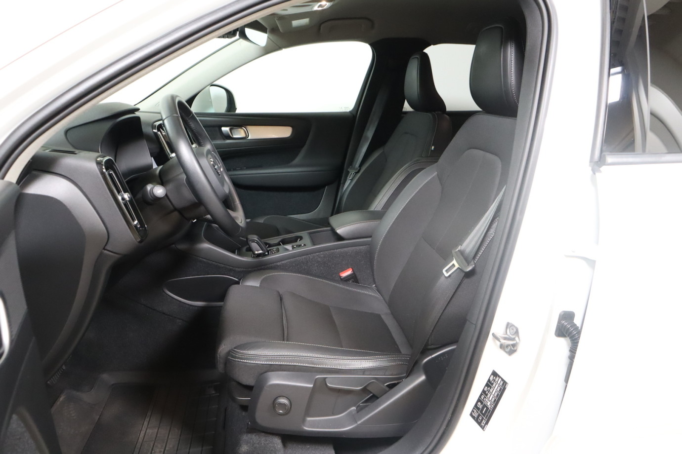 Esittelykuva VOLVO XC40 lataushybridiautosta.
